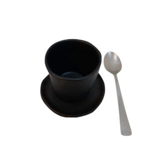 Schwarze Espressotasse mit Teller